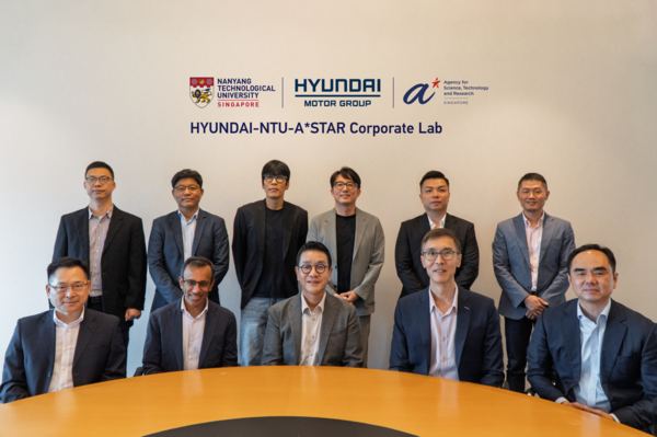 ▲(앞줄 왼쪽부터) NTU 람쿽얀(Lam Kwok Yan) 부부총장(Associate Vice President), HMGICS CIO(Chief Innovation Officer) 알페시 파텔(Alpesh Patel) 상무, HMGICS 법인장 박현성 상무, A*STAR 과학 및 공학 연구 위원회 림켕후이(Lim Keng Hui) 부청장, A*STAR CEO 데이비드 로우(David Low). (뒷줄 왼쪽부터) NTU 후궈창(Hu Guoqiang) 교수, NTU 문승기 부교수, 현대차 제조SW개발실 민정국 상무, HMGICS Core R&D lab 한승훈 상무, 싱가포르 경제개발청 이던 림(Ethan Lim) 부본부장, A*STAR 연구개발부문 왕 웨이(Wang Wei) 부총괄책임자. ⓒ현대차그룹
