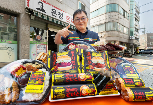 ▲편의점 세븐일레븐이 매운맛 명소로 유명한 ‘온정돈까스’와 손잡고 푸드 간편식 6종을 오는 14일부터 순차적으로 선보인다. ⓒ세븐일레븐