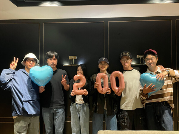 ▲'보스' 200만 관객 돌파 기념 사진. ⓒ하이브미디어코프, 마인드마크