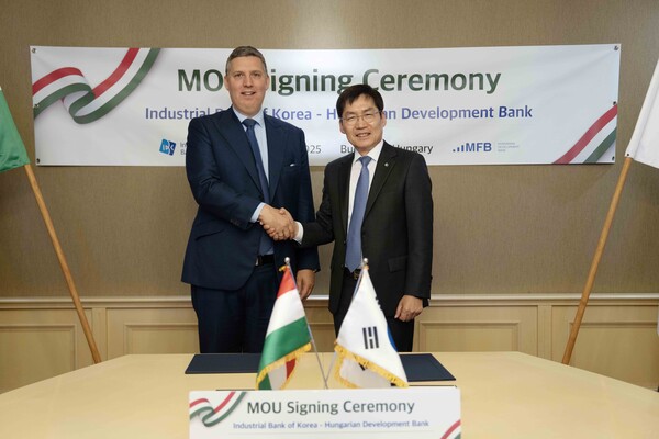 ▲지난 2일(현지시간) 헝가리 부다페스트 소재 헝가리 개발은행 본사에서 김형일 IBK기업은행 전무이사(오른쪽)와 졸튼 잠보키 헝가리 개발은행 전무이사(Zoltán Zsámboki, 왼쪽)가 협약식을 마치고 기념촬영을 하고 있는 모습. ⓒ기업은행
