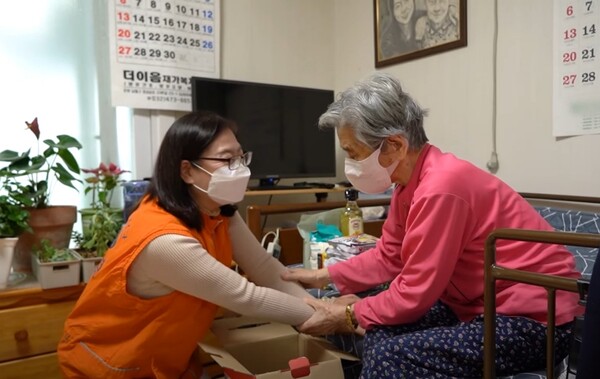 ▲신협 임직원이 에너지 취약계층에 난방용품을 전달하고 있다.