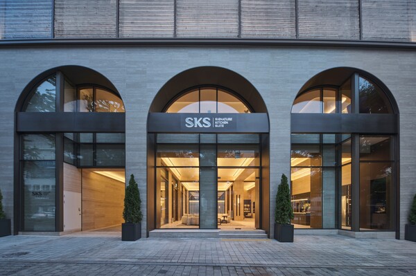 ▲LG전자가 지난 14일 서울 강남구 논현동에 프리미엄 빌트인 가전 전시관 ‘SKS 서울’을 오픈했다. ‘SKS 서울’은 지하 1층, 지상 5층에 연면적 1,918㎡ 규모로, 다양한 분위기의 인테리어로 연출된 총 10개의 제품 전시 공간으로 구성돼 있다. ⓒLG전자