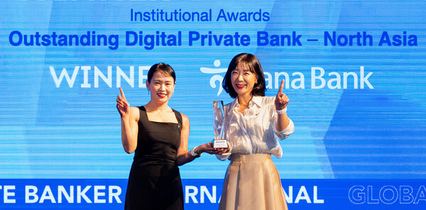 ▲지난 9일(현지시각) 싱가포르에서 개최된 글로벌 금융전문매체 PBI(Private Banker International)가 주최한 ‘제35회 글로벌 PB어워드(Global Wealth Awards 2025)’에서 개인부문을 수상한 이준순 Gold PB부장(사진 왼쪽)과 박신정 VIP PB부장이 상패를 들고 기념촬영을 하고 있다. ⓒ하나은행