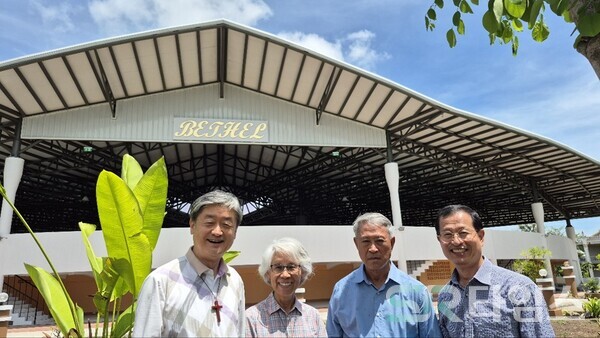 ▲캄보디아 베델교회 입당 예배 후 김해준, 오연환 선교사 부부와 한국에서 참석한 신기현목사(사진 왼쪽)와 김승호 선교사(오른쪽)ⓒSR타임스