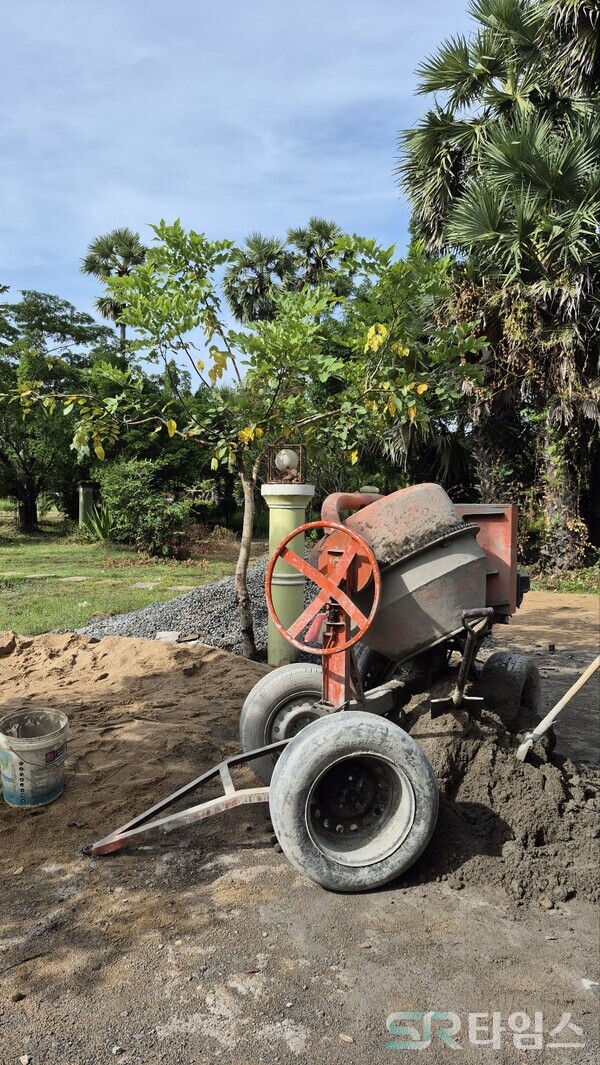 ▲베델교회 신축 공사 장비로 사용된 레미콘 대신 사용한 수동 콘크리트 믹서기ⓒSR타임스