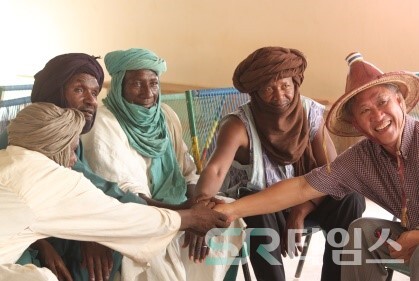 ▲말리에서 전도 중 항의하는 틈부뚝 투하렉. 쏭하족 이슬람교 장로들에게 복음 전하는 김 선교사ⓒSR타임스