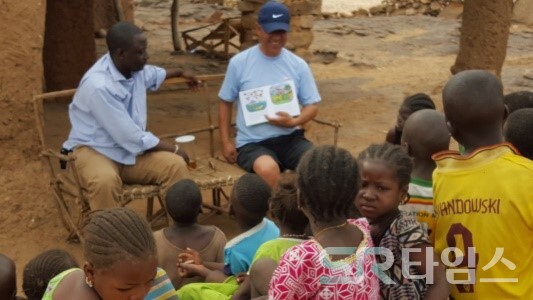 ▲사하라 몹티 인델루 도곤족 어린이 사역을 하는 김 선교사ⓒSR타임스