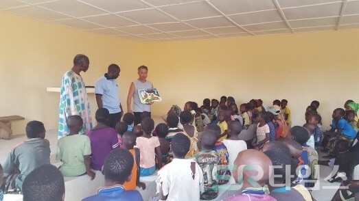 ▲말리 바모코 복음 초등학교 추수감사절 예배에서 말씀 전하는 김 선교사ⓒSR타임스