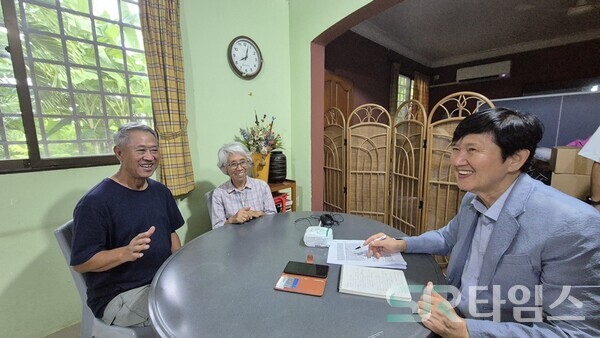 ▲캄보디아 베델교회 목사관에서 김해준.오연환 선교사 부부와 취재 대담 중인 홍용락(사진 오른쪽) 논설고문ⓒSR타임스