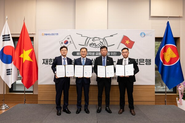 ▲NH농협은행은 지난 15일 종로구 소재 주한베트남대사관에서 재한베트남유학생총회와 베트남 유학생의 금융지원 강화를 위한 업무협약을 체결했다. (왼쪽부터) 조장균 농협은행 외환사업부장, 엄을용 농협은행 기업금융부문 부행장, 부 호(VU HO) 주한베트남대사, 응우옌 쩐 흥(Nguyen Tran Hung) 재한베트남유학생총회 회장. ⓒ농협은행