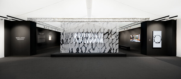 ▲반투명 패브릭과 투명 올레드 TV, 올레드 에보를 나란히 배치해 하나의 작품처럼 구성한 LG전자의 전시 공간. ⓒLG전자