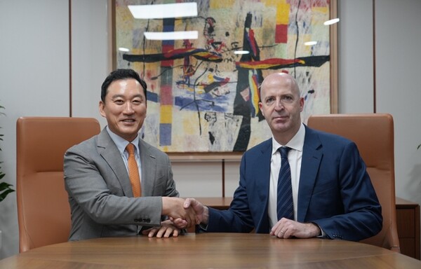 ▲김성환 한국투자증권 사장(왼쪽)과 댄 왓킨스(Dan Watkins) JP모간 아시아태평양 CEO가 16일 서울 여의도 한국투자증권 본사에서 만나 전략적 비즈니스 협력방안을 논의한 뒤 기념촬영을 하고 있다. ⓒ 한국투자증권