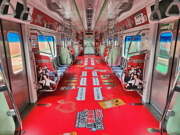 ▲롯데웰푸드 ‘스트레이 키즈(Stray Kids)가 숨긴 빼빼로를 찾아줘!’ 이벤트를 위해 랩핑된 서울 지하철 2호선 열차 (정면). ⓒ롯데웰푸드