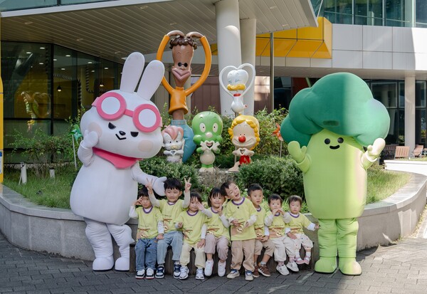 ▲16일 서울 도봉구 둘리뮤지엄에서 진행된 '문화의 날, 별과 함께 날다' 이벤트에 참여한 어린이 관람객들이 기념촬영을 하고 있다. ⓒKB금융