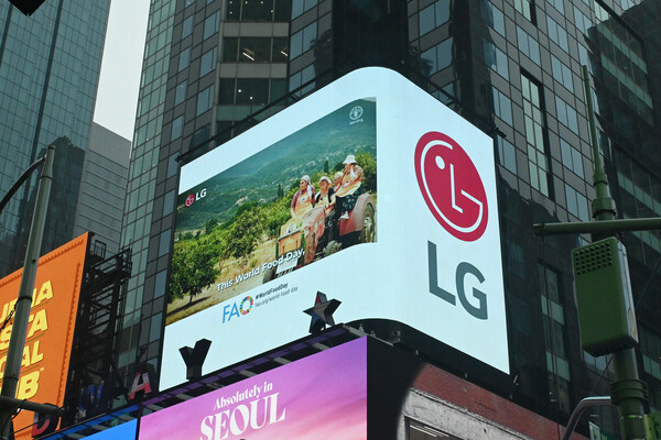 ▲미국 뉴욕 타임스스퀘어에서 국제연합식량농업기구(UNFAO)가 '더 나은 음식과 더 나은 미래를 위해 손을 맞잡고'를 주제로 제작한 영상이 상영되는 모습. ⓒLG전자