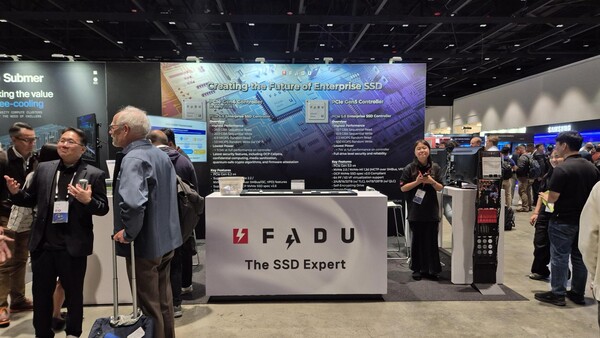 ▲세계 최대 규모의 개방형 데이터센터 기술 커뮤니티 ‘오픈 컴퓨트 프로젝트(OCP)’가 주최하는 'OCP Global Summit 2025'에서 관람객들이 파두 전시부스를 둘러보고 있다. ⓒ파두