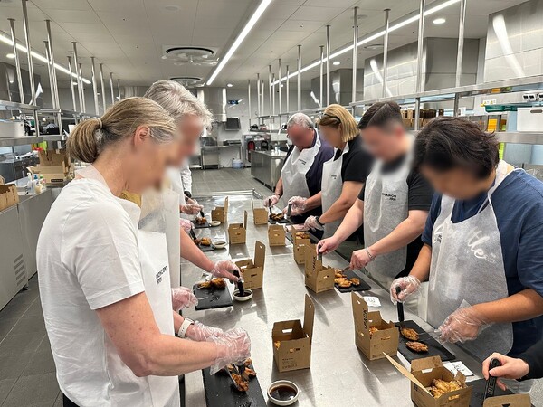 ▲교촌에프앤비 교육 R&D센터 ‘정구관’에서 진행된 ‘교촌1991스쿨’에 참석한 글로벌 고객들이 교촌치킨을 조리하고 있는 모습. ⓒ교촌