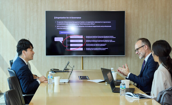 ▲AI 거버넌스 협력에 대해 논의하고 있는 SK텔레콤 차호범 CPO(좌측)와 유엔 인권최고대표사무소 팀 엥겔하르트(Tim Engelhardt) 인권담당관의 모습. ⓒSKT