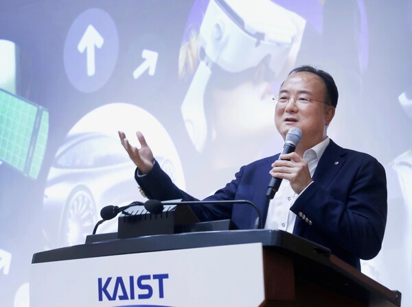 ▲문혁수 LG이노텍 대표가 지난 17일 대전 KAIST 창의학습관 터만홀에서 후배 학생들을 대상으로 리더십 특강을 진행하고 있다. ⓒLG이노텍