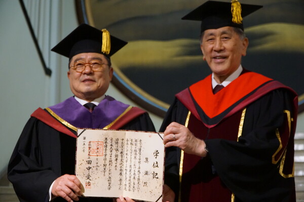 ▲구자열 LS 이사회 의장이 18일, 와세다대로부터 명예 법학박사 학위를 받고 기념 촬영을 하고 있다. ⓒLS