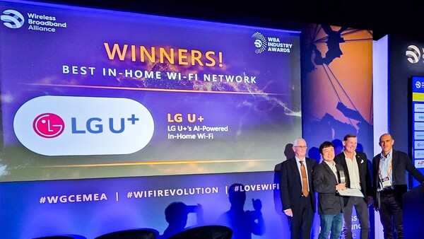 ▲시상식에 참석한 노정민 홈디바이스개발팀장이 수상 후 기념 촬영을 하는 모습. ⓒLG유플러스