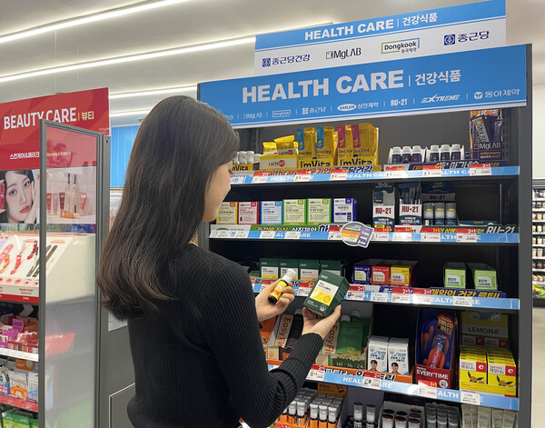 ▲고객이 GS25에서 건강기능식품을 살펴보고 있다. ⓒGS리테일