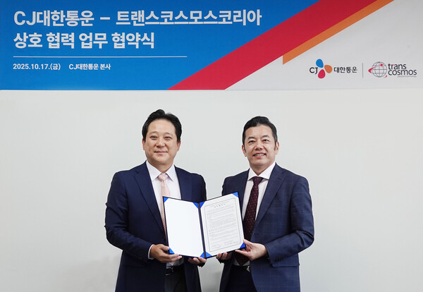 ▲장영호 CJ대한통운 IFS본부장(왼쪽)과 타니 히로유키 TCK 대표가 업무협약 체결 후 기념촬영을 하고 있다. ⓒCJ대한통운