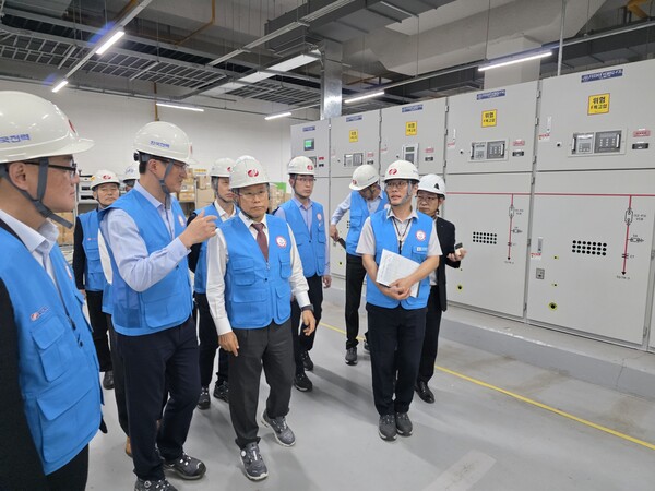 ▲전력설비를 살펴보는 김동철 한전 사장(앞줄 우축에서 두번째) ⓒ한국전력