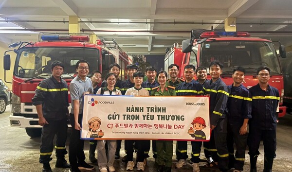 ▲CJ푸드빌이 운영하는 뚜레쥬르는 베트남에서 소방·구조 경찰들을 대상으로 봉사활동을 진행하며 글로벌 ESG 경영을 확대해 나가고 있다. ⓒCJ푸드빌