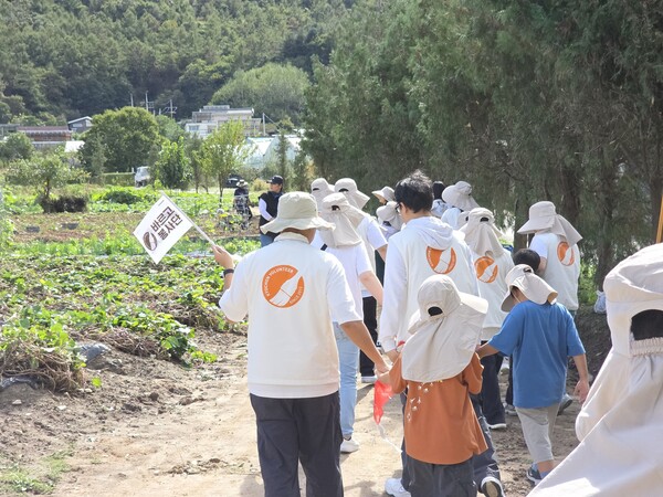 ▲지난 16일 교촌에프앤비 ‘바르고 봉사단’이 양평 수미마을에서 금호초등학교 특수학급 학생들과 함께 즐거운 농촌 체험을 진행하고 있다. ⓒ교촌