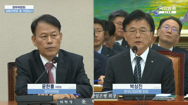 ▲윤한홍 국회 정무위원회 위원장이 20일 진행한 정무위 국정감사에서 산업은행의 명륜당 부당 대출 의혹 사태를 파악하지 못하고 있는 박상진 회장을 지적하고 있다. ⓒ국회방송 화면캡처