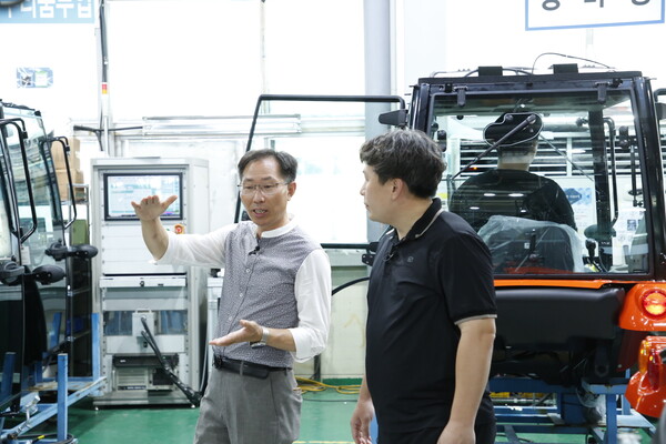 ▲삼성전자 스마트공장 전문위원이 농기계 제조업체 위제스(전북 익산 소재)를 찾아 스마트공장 컨설팅을 진행하고 있다. ⓒ삼성전자