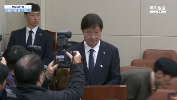 ▲이찬진 금감원장이 21일 국회 정무위원회 국정감사에서 선서를 하고 있다.