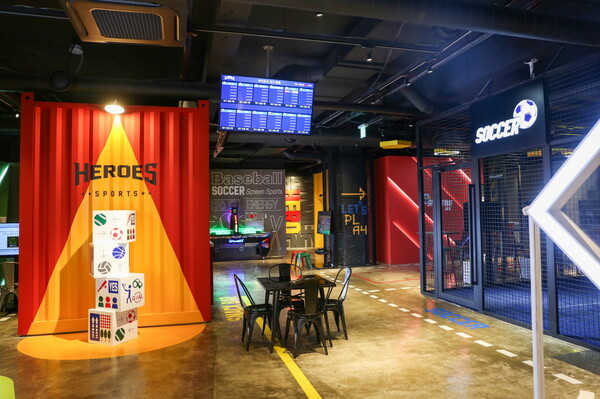▲스크린 스포츠를 체험할 수 있는 레전드 히어로즈 내부 전경. ⓒDK아시아