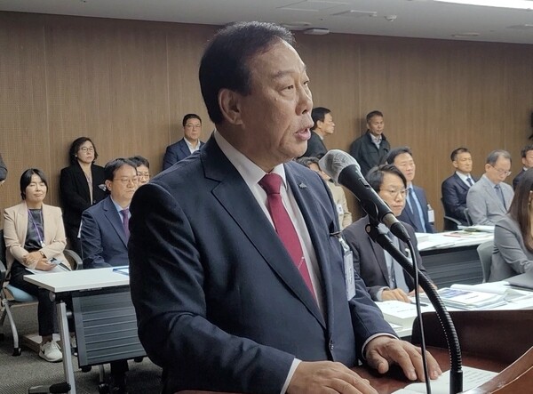 ▲최민호 세종시장이 지난 20일 세종시청에서 열린 국감장에서 비판 언론 광고중단 의혹과 관련 국회로부터 지탄 받았다. ⓒ독자