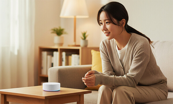 ▲고객이 일상 언어로 대화하면 맥락과 공간을 이해해 연동된 가전과 IoT 기기를 제어하고 서비스까지 연결하는 'LG 씽큐 온'을 체험하는 모습. ⓒLG전자