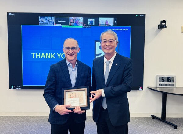 ▲GII 스티븐 프레스턴 대표이사(왼쪽)와 임종룡 우리금융그룹 회장이 지난 16일(현지시간) 미국 메릴랜드주 록빌에 위치한 굿윌스토어 본사에서 기념사진을 촬영했다. ⓒ우리금융