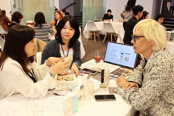 ▲롯데는 23일부터 25일까지 오스트리아 빈에서 '롯데-대한민국 브랜드 엑스포'를 개최한다. 올해는 구매력이 높은 중앙유럽 시장에서 진행하며 국내 우수 중소기업 50개사가 참여한다. 사진은 지난 5월 프랑스 파리에서 열린 브랜드 엑스포에서 국내 중소기업이 현지 유통기업과 상담하는 모습. ⓒ롯데지주