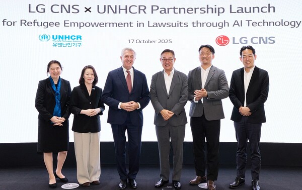 ▲LG CNS CEO 현신균 사장(오른쪽 세번째)과 유엔난민기구 최고대표 필리포 그란디(왼쪽 세번째)가 파트너십 체결식에서 사진촬영하고 있다. ⓒLG CNS