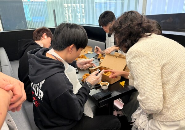 ▲ 지난 23일, 교촌에프앤비㈜ 판교 본사에서 진행된 ‘기업탐방’ 프로그램에 참여한 이주배경 청소년들이 교촌치킨을 조리하고 있는 모습 ⓒ 교촌치킨