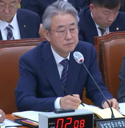 ▲24일 국회 농림축산식품해양수산위원회의 국정감사에 참석한 강호동 농협중앙회장. ⓒ국회방송 