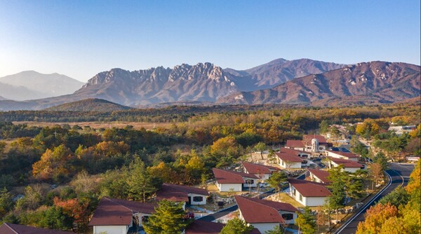 ▲이랜드파크가 운영하는 켄싱턴호텔앤리조트는 해외 사이판 호텔에서 대표 콘텐츠로 자리 잡은 ‘플렉스 시리즈’를 국내로 확장해 제주에 이어 강원도에서도 누릴 수 있는 ‘강원 플렉스’ 패키지를 12월 18일까지 새롭게 선보인다고 26일 밝혔다. ⓒ 이랜드파크