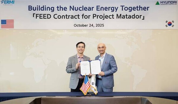 ▲이한우 현대건설 대표(왼쪽)와 페르미 뉴클리어 메수트 우즈만 대표(오른쪽)가 지난 24일 서울 종로구 현대건설 본사 사옥에서 ‘복합 에너지 및 인공지능(AI) 캠퍼스 내 대형원전 기본설계 용역 계약’을 체결한 후 기념사진을 촬영하고 있다. ⓒ 현대건설