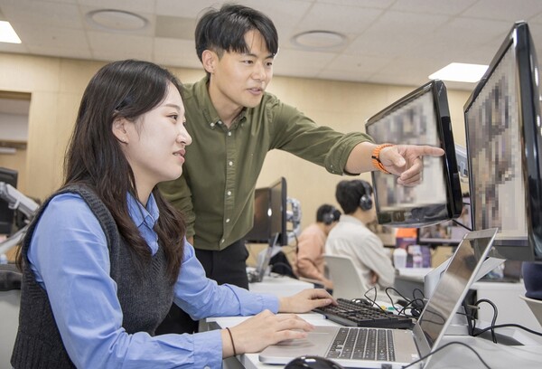 ▲10월 18일 삼성전자 인재개발원(경기도 수원)에서 삼성전자 감독관이 삼성직무적성검사 응시자를 대상으로 예비 소집을 진행하는 모습 ⓒ 삼성전자