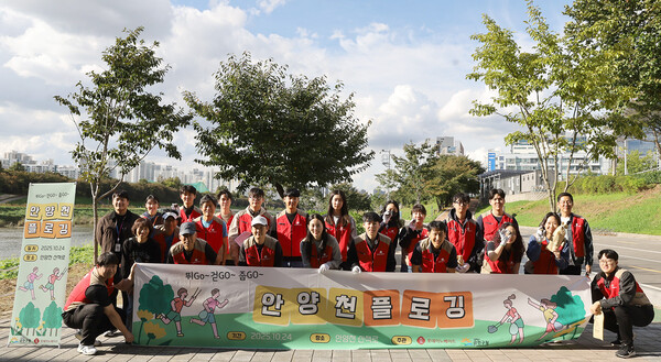 ▲롯데이노베이트 임직원들이 플로깅 기념 단체 촬영을 하고 있다. ⓒ롯데이노베이트