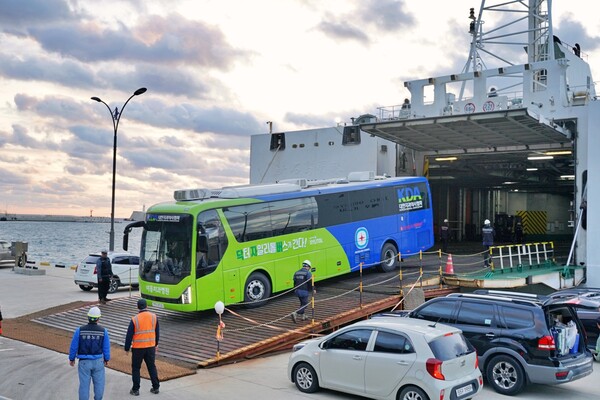 ▲롯데웰푸드 닥터자일리톨버스가 울릉도 사동항에서 23일 입도하고 있다. ⓒ롯데웰푸드