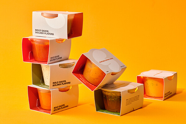 ▲교촌치킨을 운영하는 교촌에프앤비가 자사의 소스 노하우를 담은 ‘한국식 소스’를 활용한 신규 델리 브랜드 ‘소싯(SAUCIT)’을 론칭했다. 사진은 7가지 ‘딥앤딥 소스’. ⓒ교촌