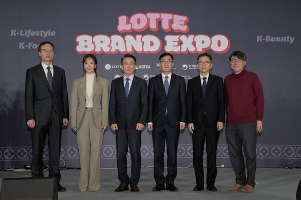 ▲롯데홈쇼핑은 지난 23일부터 25일까지 오스트리아 빈에서 중소기업의 해외 판로 개척을 지원하기 위해 '롯데 브랜드 엑스포 in 중앙유럽'을 개최하고 약 4,990만 달러(한화 약 718억 원) 규모의 수출상담 성과를 거뒀다. (사진 왼쪽부터) 추광호 한경협중기센터 센터장, 소녀시대 유리, 김재겸 롯데홈쇼핑 대표, 함상욱 주오스트리아 한국대사, 김현철 코트라 유럽지역본부장, 임진홍 주오스트리아 한국문화원장. ⓒ롯데홈쇼핑