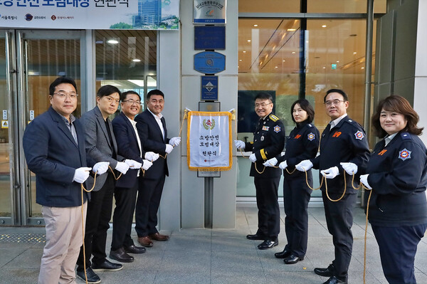 ▲(가운데 왼쪽) 김경엽 롯데이노베이트 대표이사와 (가운데 오른쪽) 정진기 금천소방서장이 기념촬영을 하고 있다. ⓒ롯데이노베이트