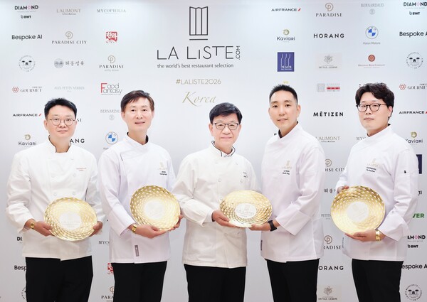 ▲라 리스트 2026 레스토랑 한국 시상식에 참석한 서울신라호텔 셰프들. (사진 왼쪽부터) 팔선 주홍삼 셰프, 아리아께 정종술 셰프, 라연 김성일 셰프, 라연 차도영 셰프, 콘티넨탈 김성현 셰프. ⓒ서울신라호텔